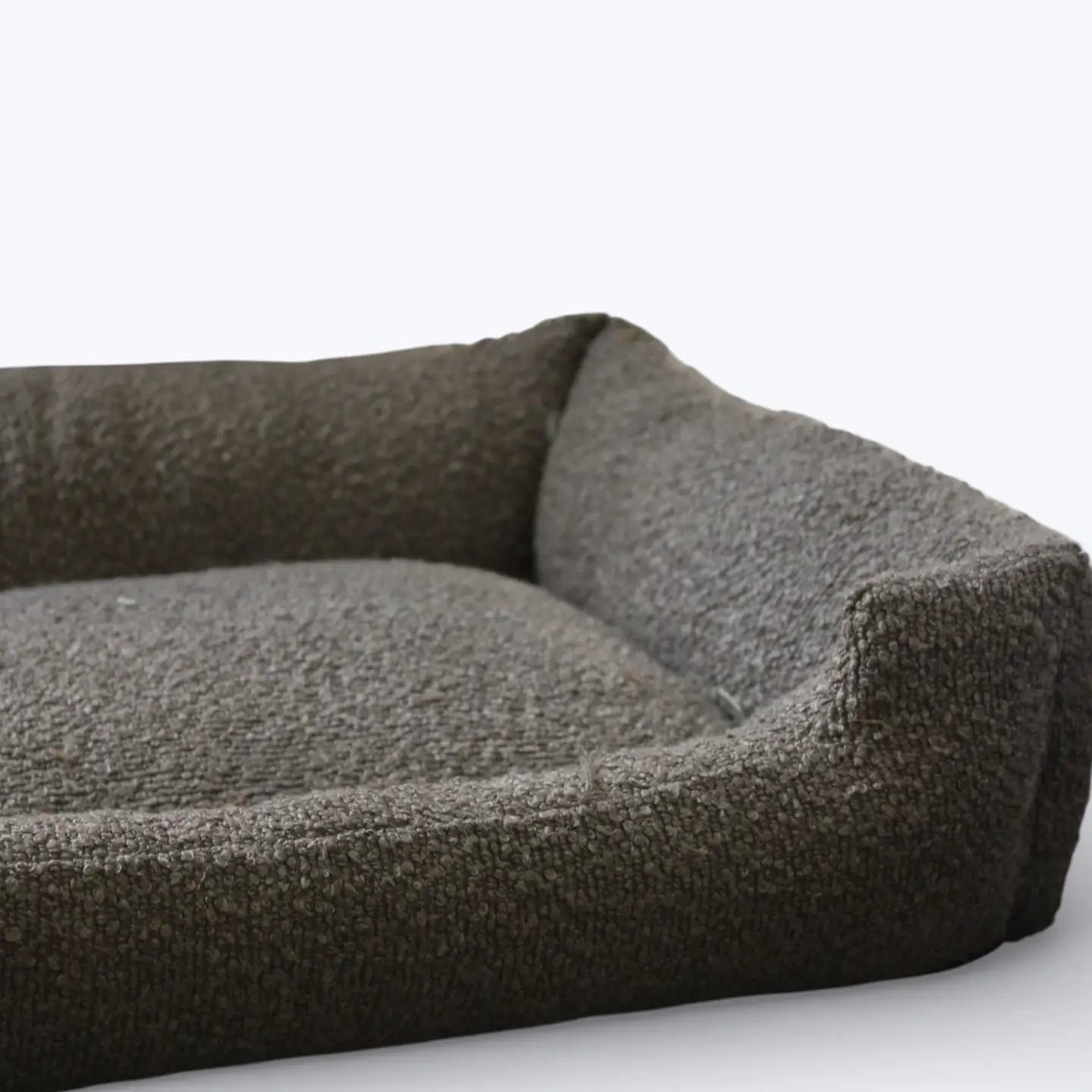 Närbild av Lounge Coffee Bouclé Hundbädd som visar den mjuka boucléstrukturen och den bekväma kantdesignen.